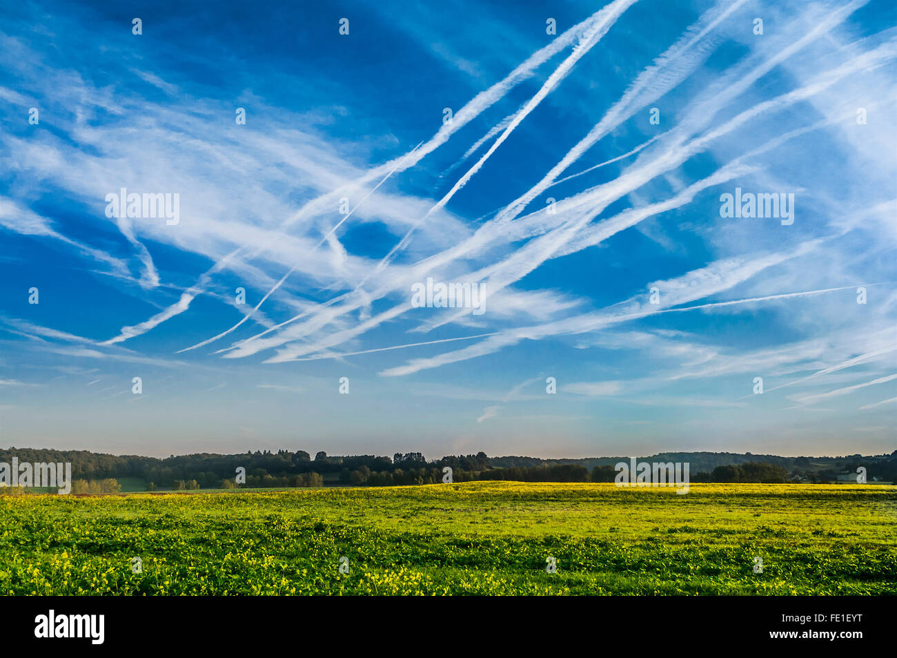 Skyscape bleu avec trainées ou chemtrails - France. Banque D'Images
