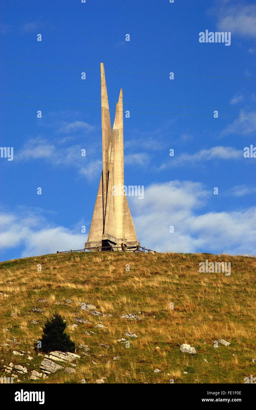 Lusiana, Asiago Plateau ou Altopiano dei Sette Comuni (), Italie. Mont Corno, le monument à la mémoire de partisan dans les violents combats qui ont eu lieu dans ces montagnes pendant la Seconde Guerre mondiale. Banque D'Images