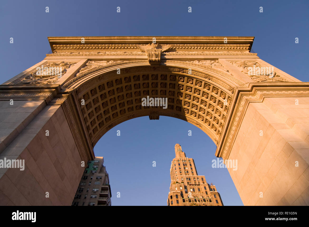 Regardant les Washington Arch situé à Washington Square Park, Greenwich Village, New York City Banque D'Images