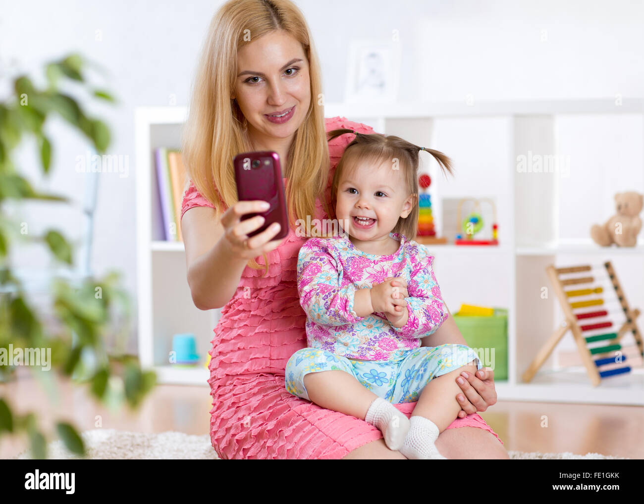 Mère et fille prenant selfies Banque D'Images