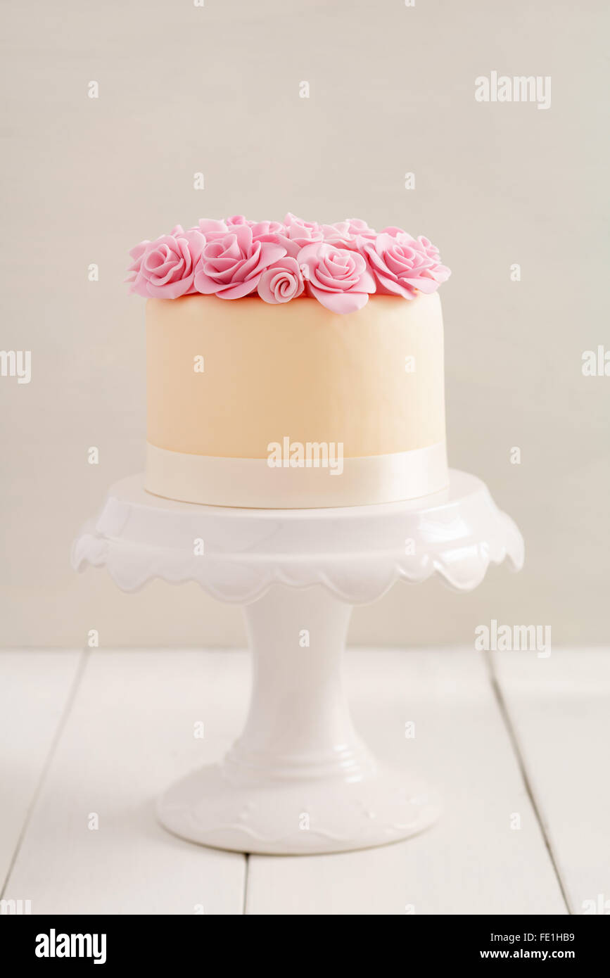 Gâteau avec roses de sucre Banque D'Images