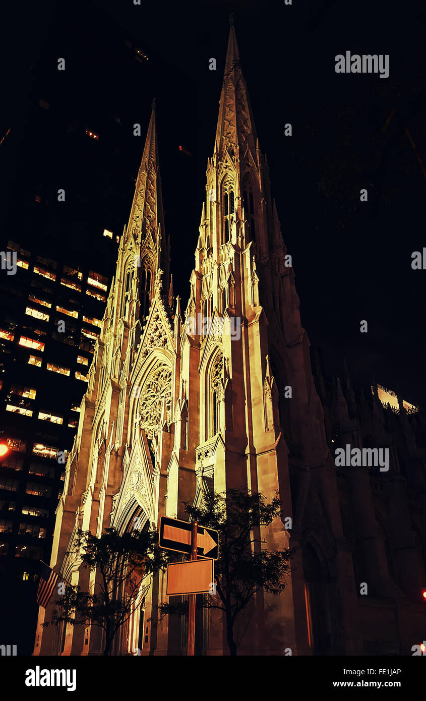 New York City Manhattan sur la cathédrale Saint Patrick 5ème avenue la nuit Banque D'Images