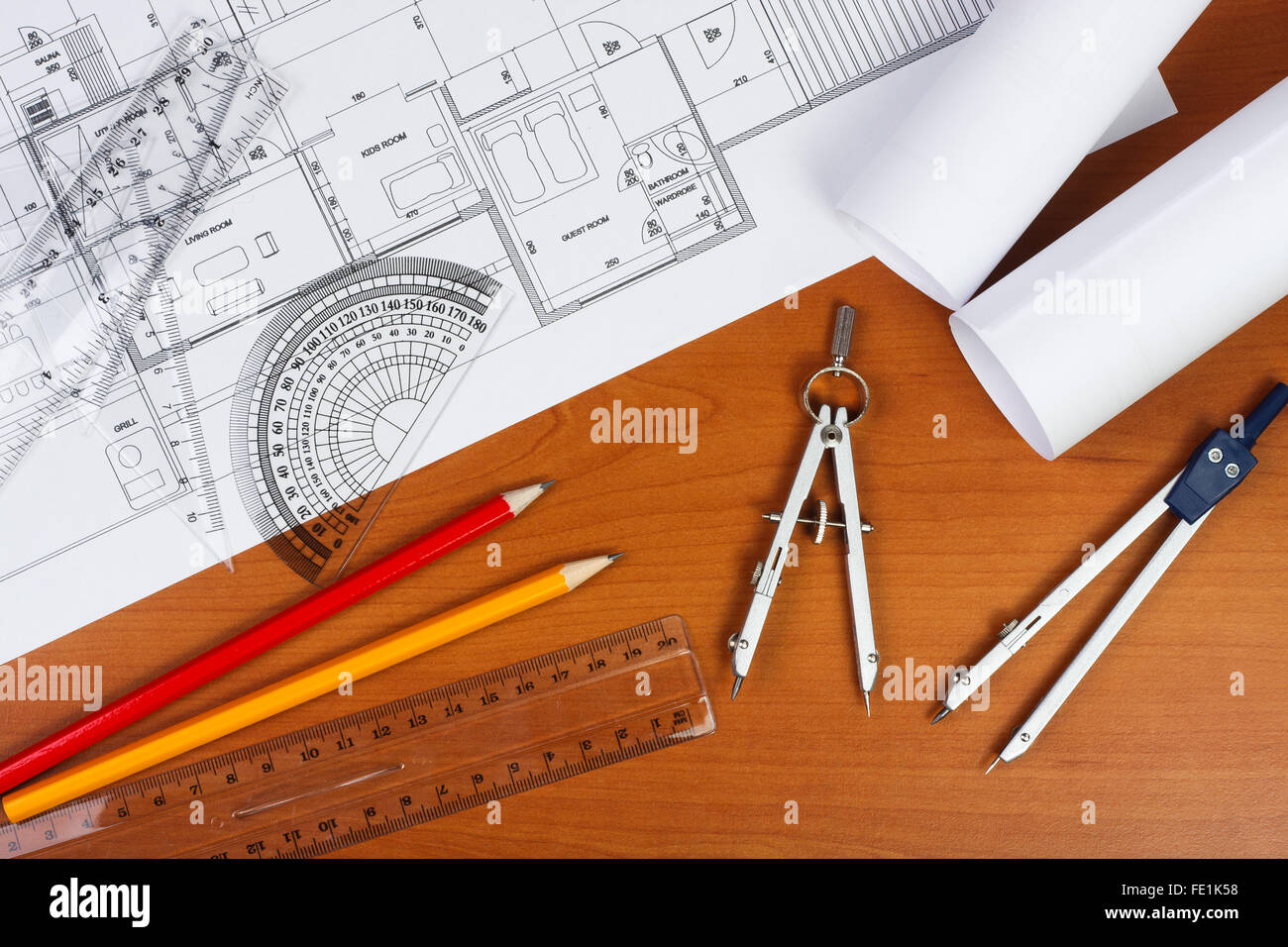 Les plans d'architecture, des crayons et de la règle du 24 Banque D'Images