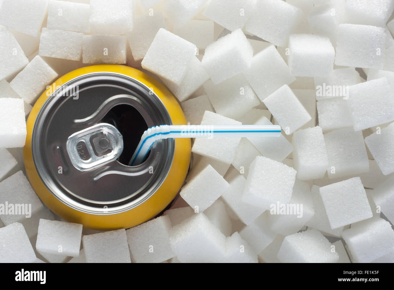 Concept d'aliments malsains - sucre en boisson gazeuse. Le sucre en cubes comme arrière-plan et boire en conserve Banque D'Images