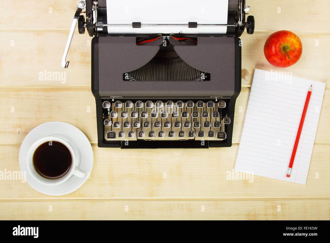 Vintage typewriter français sur une table en bois. Photo filtrée, l'accent principal sur le clavier. Les clés de traduction : majuscules-big ; declenche Banque D'Images
