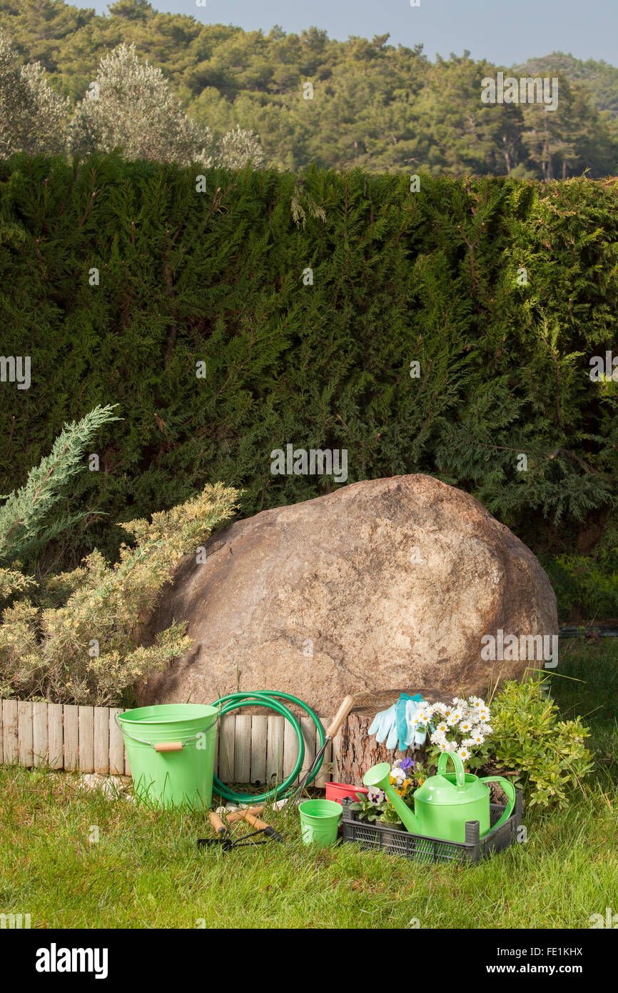 Outils de jardin sur l'herbe dans la cour Banque D'Images