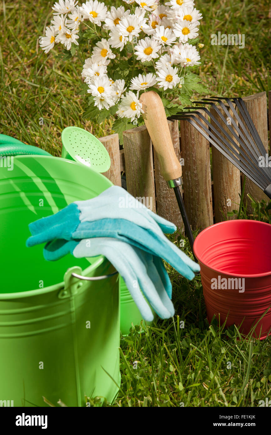 Outils de jardin sur l'herbe dans la cour Banque D'Images