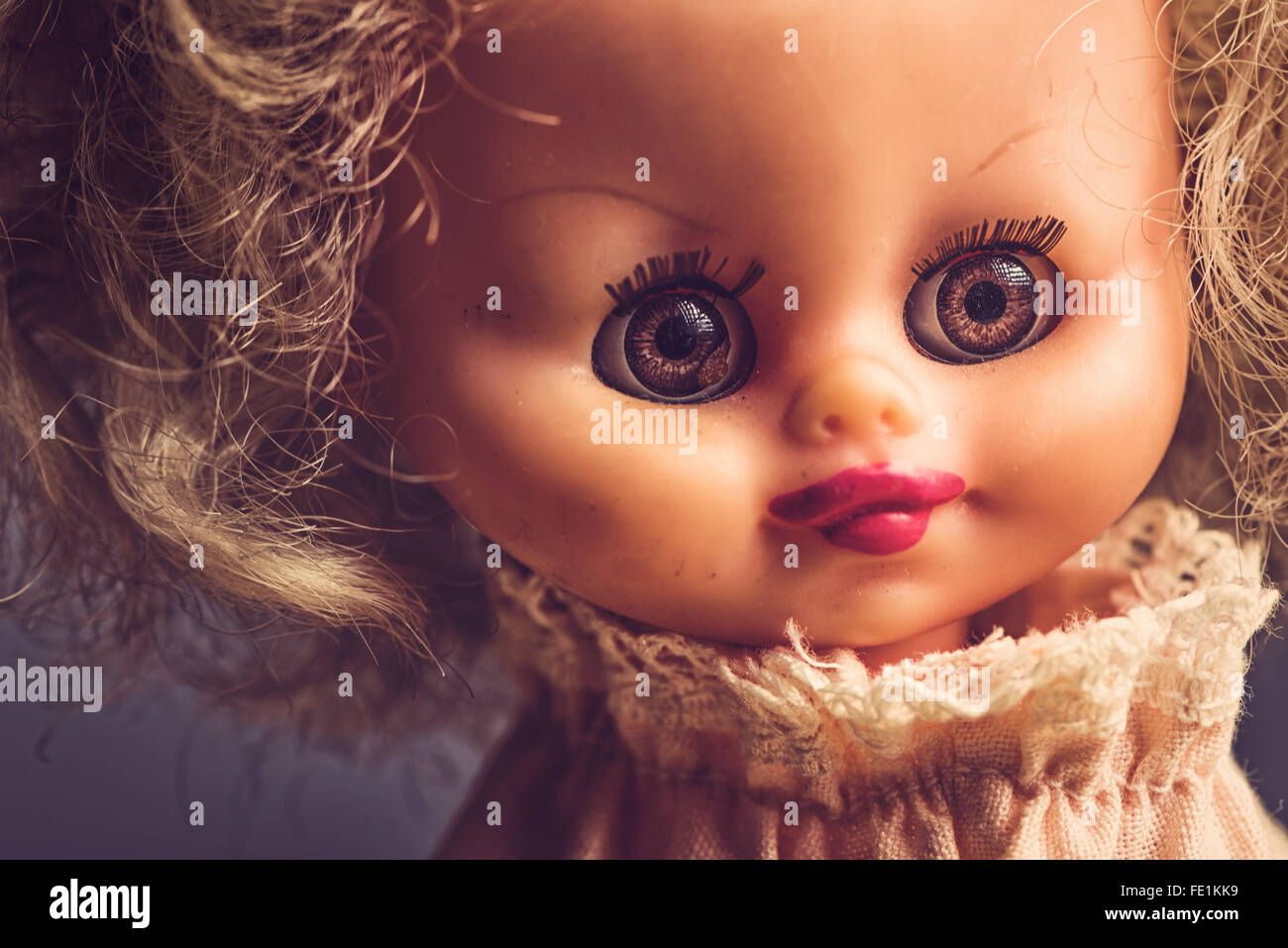 Spooky vintage doll portrait, contraste élevé, une image aux couleurs rétro. Banque D'Images