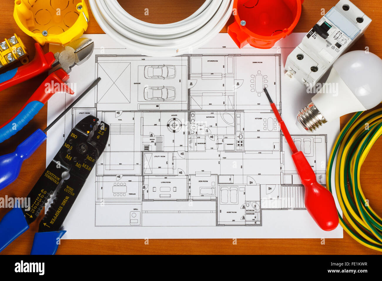 L'équipement électrique, des outils et des plans de maison sur le 24 Banque D'Images