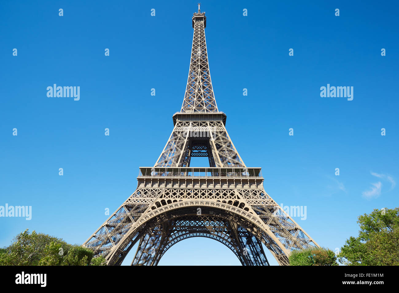 Tour Eiffel, journée ensoleillée avec ciel bleu à paris Banque D'Images