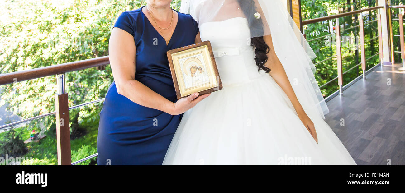 Mère de la mariée sa bénédiction avant la cérémonie du mariage Banque D'Images