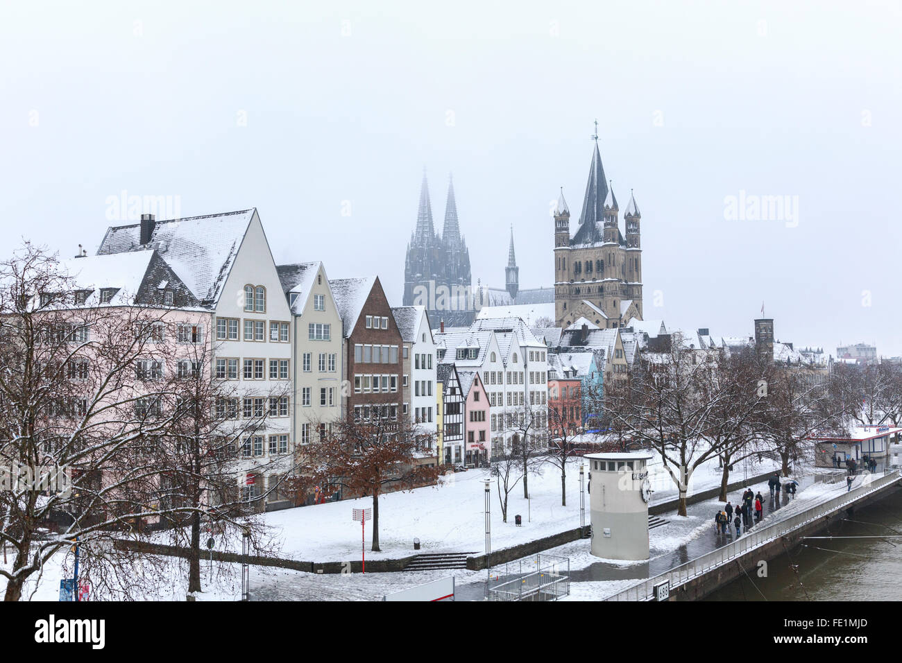 La cathédrale de Cologne et de l'église de St Martin, Vieille Ville, Cologne, Allemagne Banque D'Images