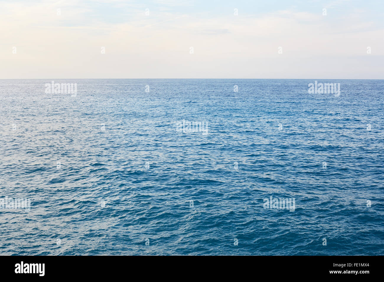 Bleu Méditerranée, mer calme avec horizon dans le matin Banque D'Images