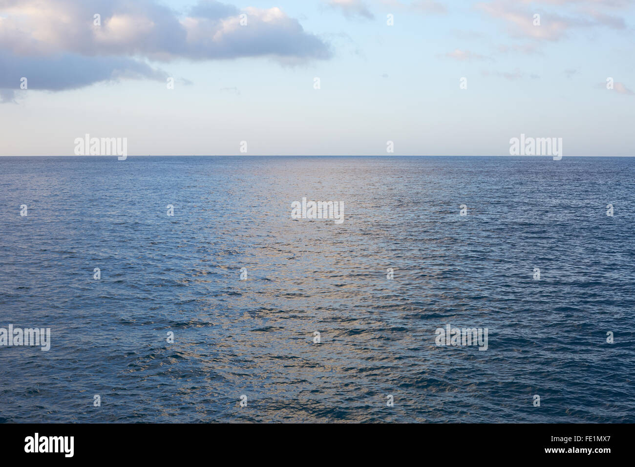 Bleu Méditerranée, mer calme avec horizon dans le matin Banque D'Images