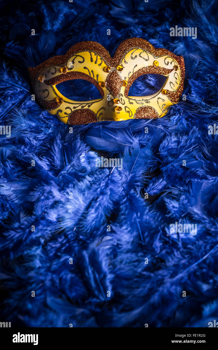 Masque de carnaval vénitien sur fond blue feather Banque D'Images
