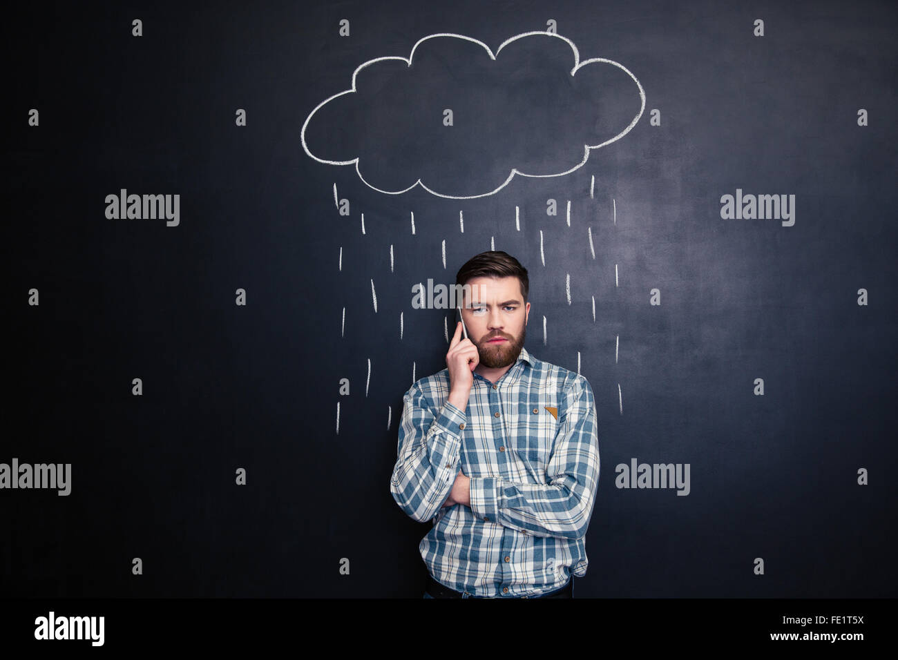 Triste beau jeune homme avec barbe talking on mobile phone sous nuage de  pluie et tiré sur lui sur un tableau historique Photo Stock - Alamy