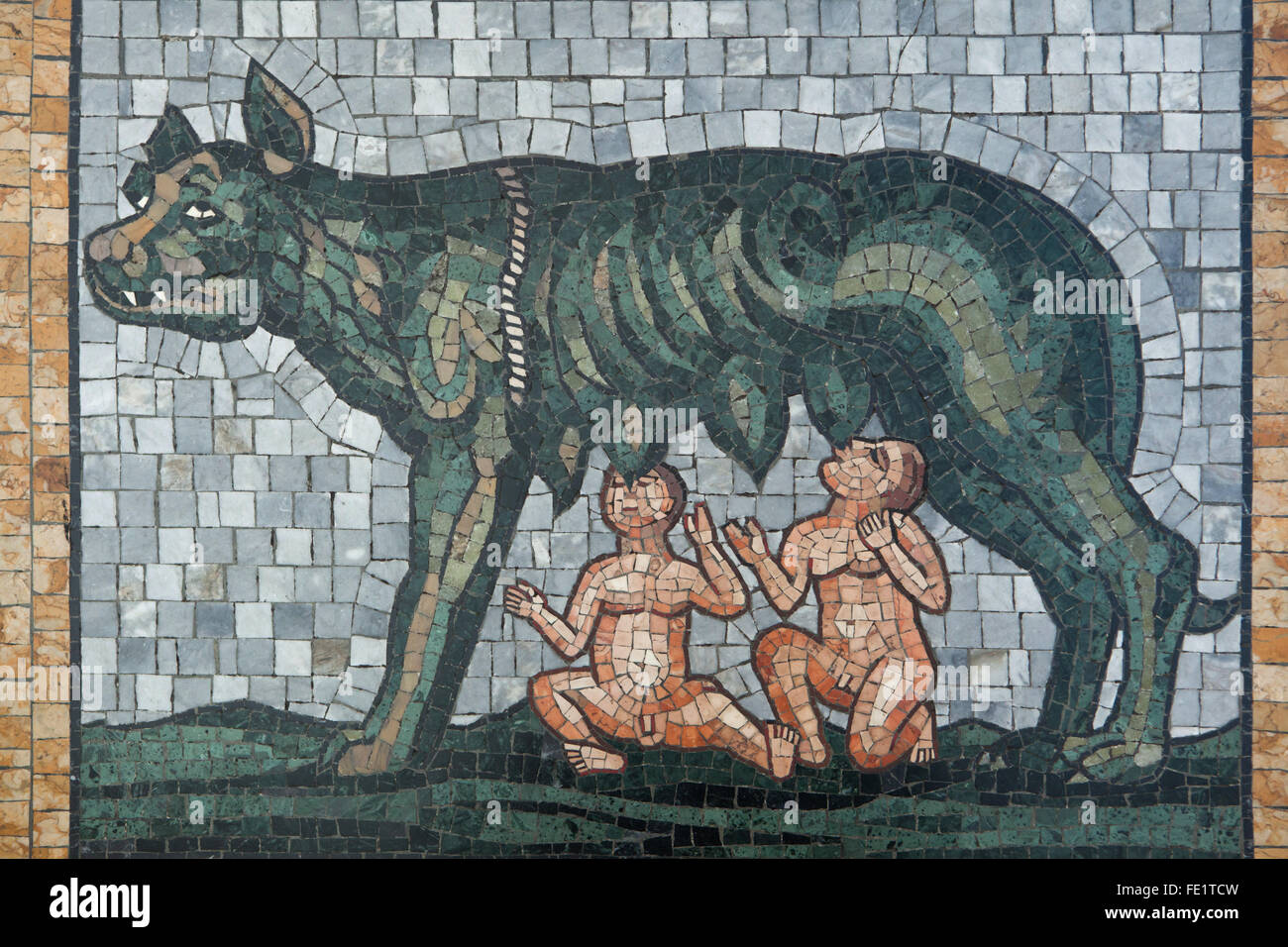 Loup Capitolin représenté sur le sol de mosaïque dans la Galleria Vittorio Emanuele II à Milan, Lombardie, Italie. Banque D'Images