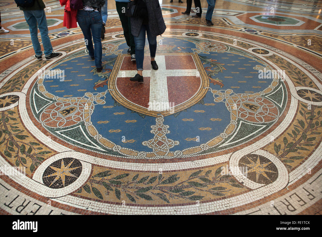 Armoiries de la Maison de Savoie représenté sur le sol de mosaïque dans la Galleria Vittorio Emanuele II à Milan, Lombardie, Italie. Banque D'Images