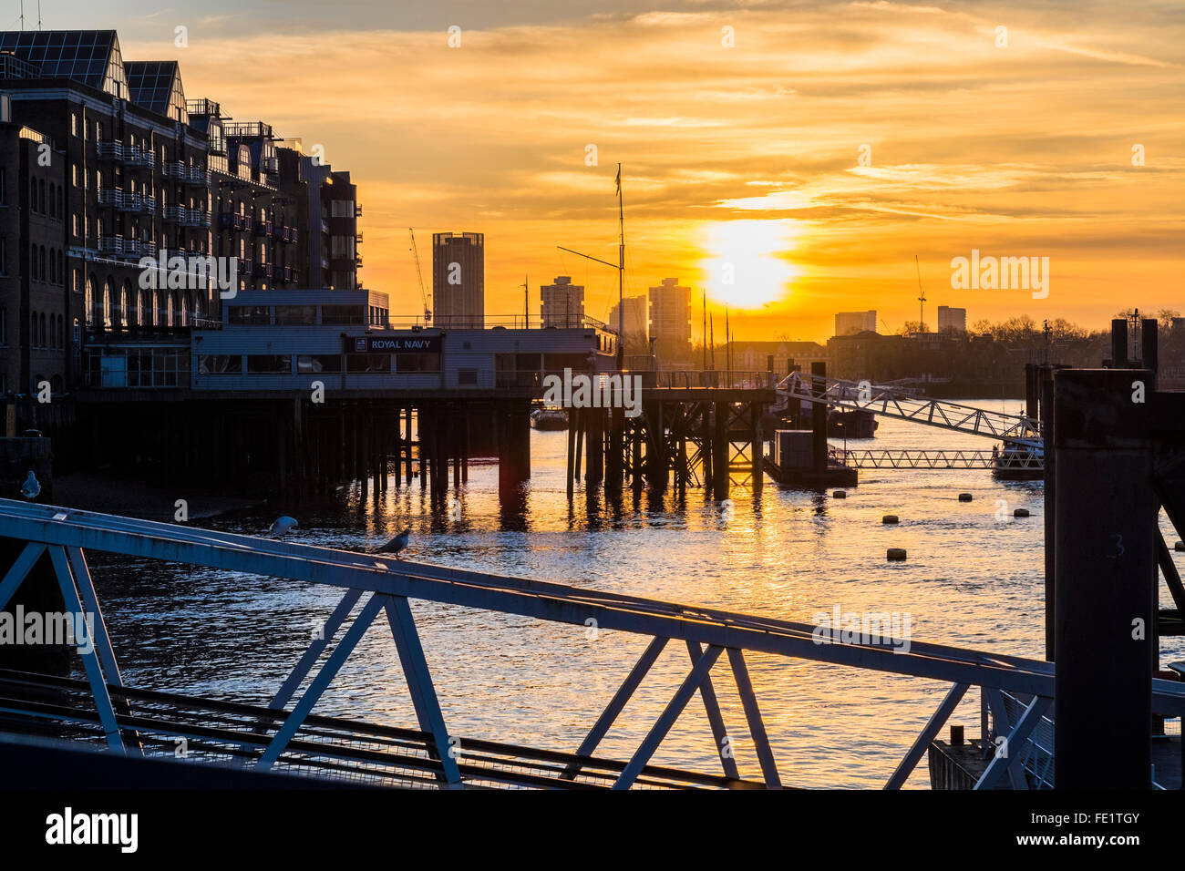 Lever du soleil d'hiver, Tamise, Londres, Angleterre, Royaume-Uni Banque D'Images