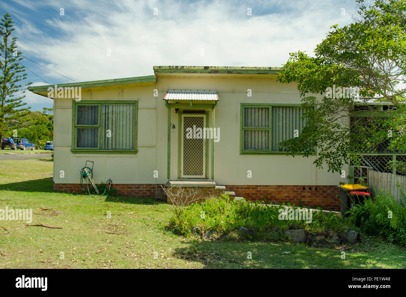 Un petit gîte de fibro ( ciment d'amiante ) à Currarong sur la côte sud de la Nouvelle-Galles du Sud en Australie Banque D'Images