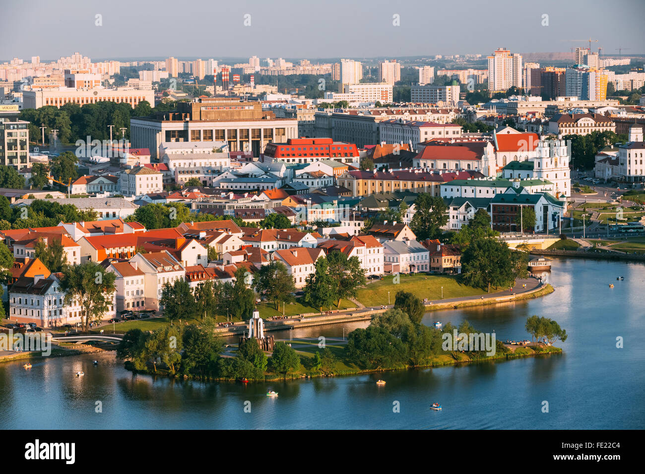 Vue panoramique aérienne de rues de la région de Minsk, en Biélorussie. Scène de la Trinity Hill, l'Île des larmes, Svislach en été le jour. Banque D'Images