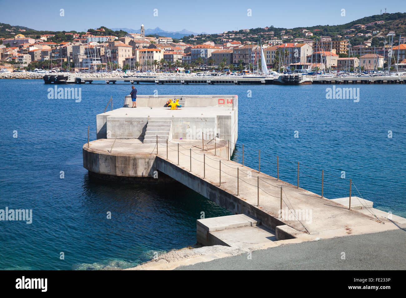 Propriano, France - le 3 juillet 2015 : pêcheur sur la jetée en béton dans la région de port de Propriano resort ville, région sud de l'île de Corse Banque D'Images