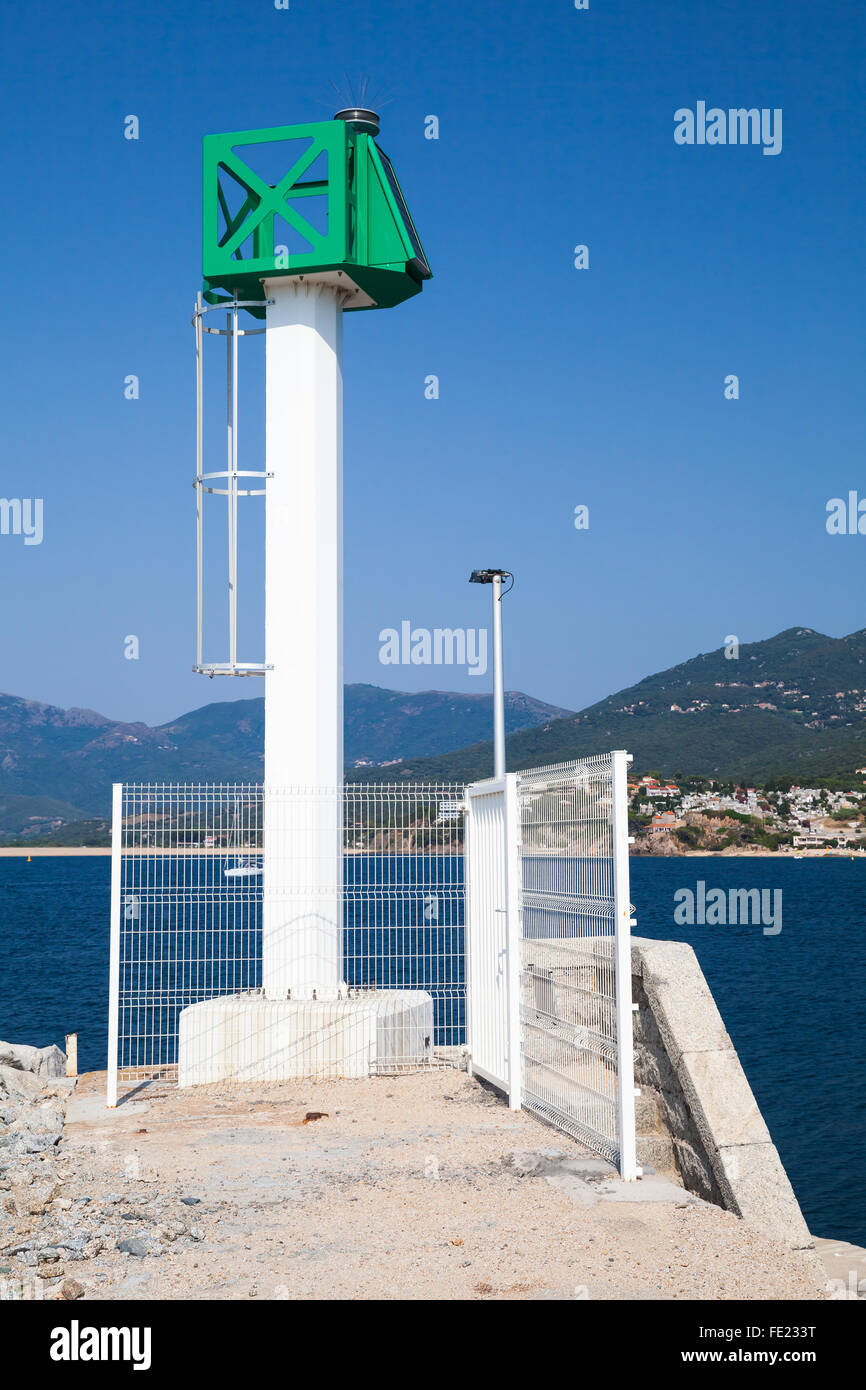 La tour phare blanc moderne avec haut vert à port de Propriano, région sud de la Corse, France Banque D'Images