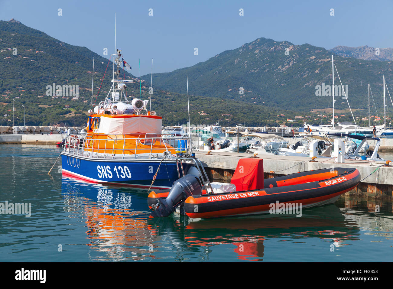 Propriano, France - le 3 juillet 2015 : sauvetage bateaux amarrés dans la station balnéaire de Propriano, Corse, France Banque D'Images