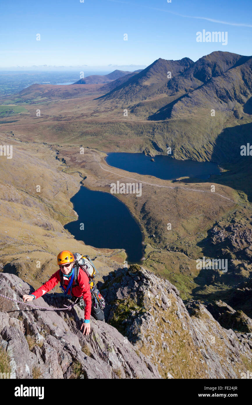 Rock climber sur Howling Ridge, au-dessus de Hag's Glen, Carrauntoohil, MacGillycuddy Reeks, comté de Kerry, Irlande. Banque D'Images