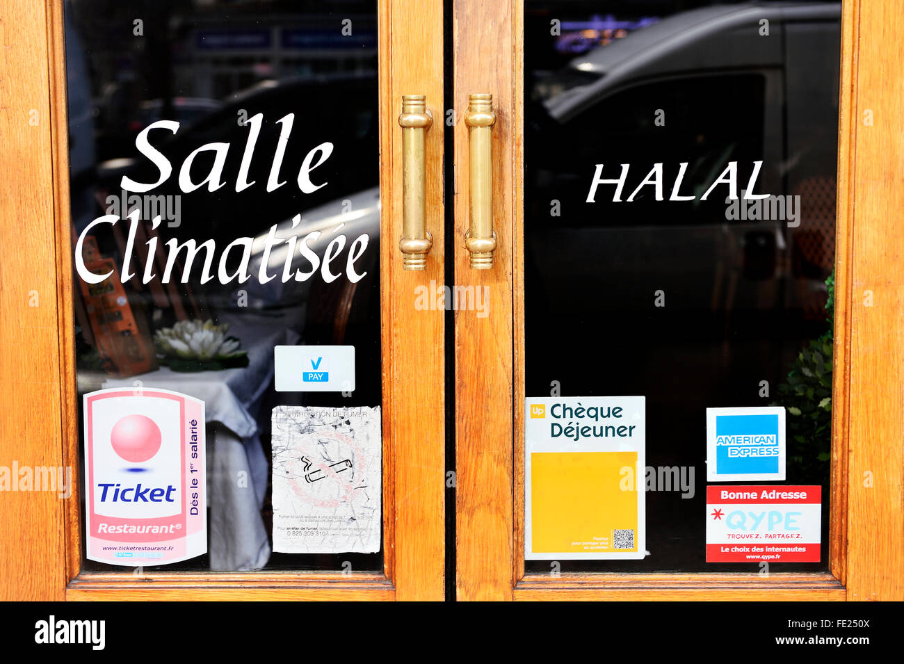 Entrée d'un restaurant halal, Paris Banque D'Images