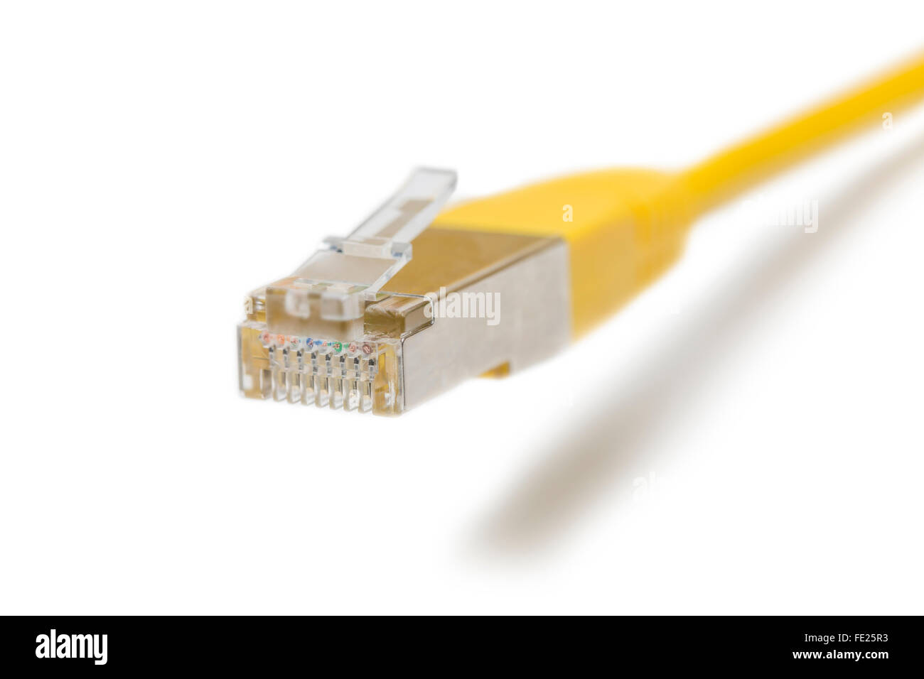 Vue rapprochée de la fiche RJ45 d'un câble LAN jaune Banque D'Images