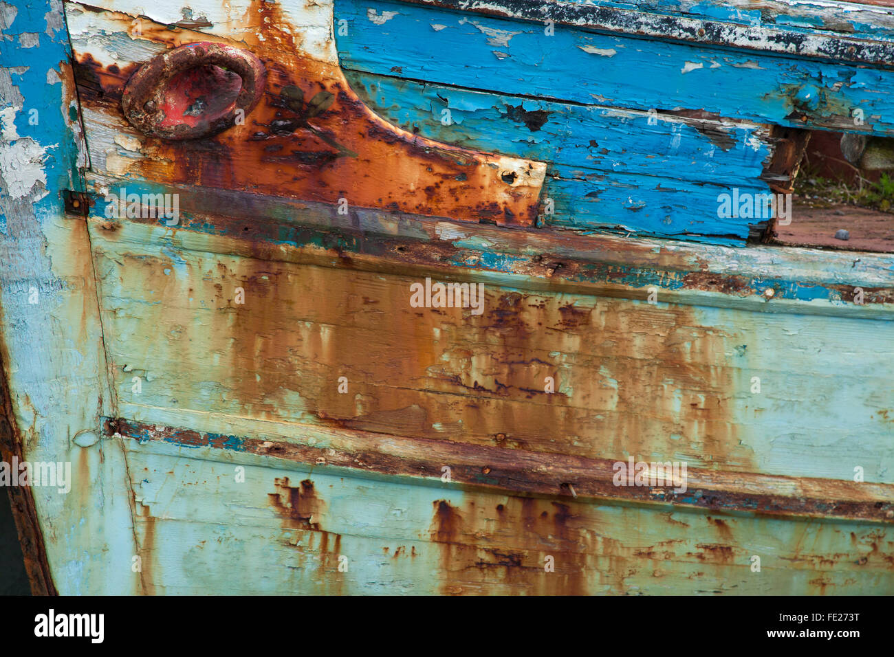 Détail de rouille et peinture sur un vieux bateau de pêche, Killala, Comté de Mayo, Irlande. Banque D'Images