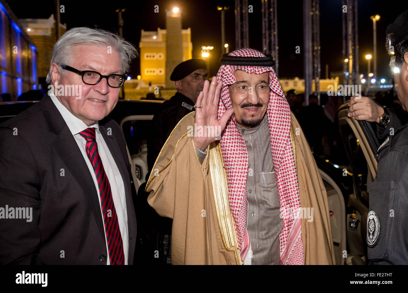 Riad, Arabie saoudite. 06Th Feb 2016. Le ministre allemand des affaires étrangères, Frank-Walter Steinmeier (L) sur la photo à côté de Salman bin Abdulaziz Al Saoud, Roi d'Arabie Saoudite, à la suite d'une visite à l'pavillon allemand à l'Jenadriyah Festival à Riad, l'Arabie saoudite, 03 février 2016. L'Allemagne est un pays invité aux deux semaines et le patrimoine culturel festival à Jenadriyah près de Riad. Photo : MICHAEL KAPPELER/dpa/Alamy Live News Banque D'Images