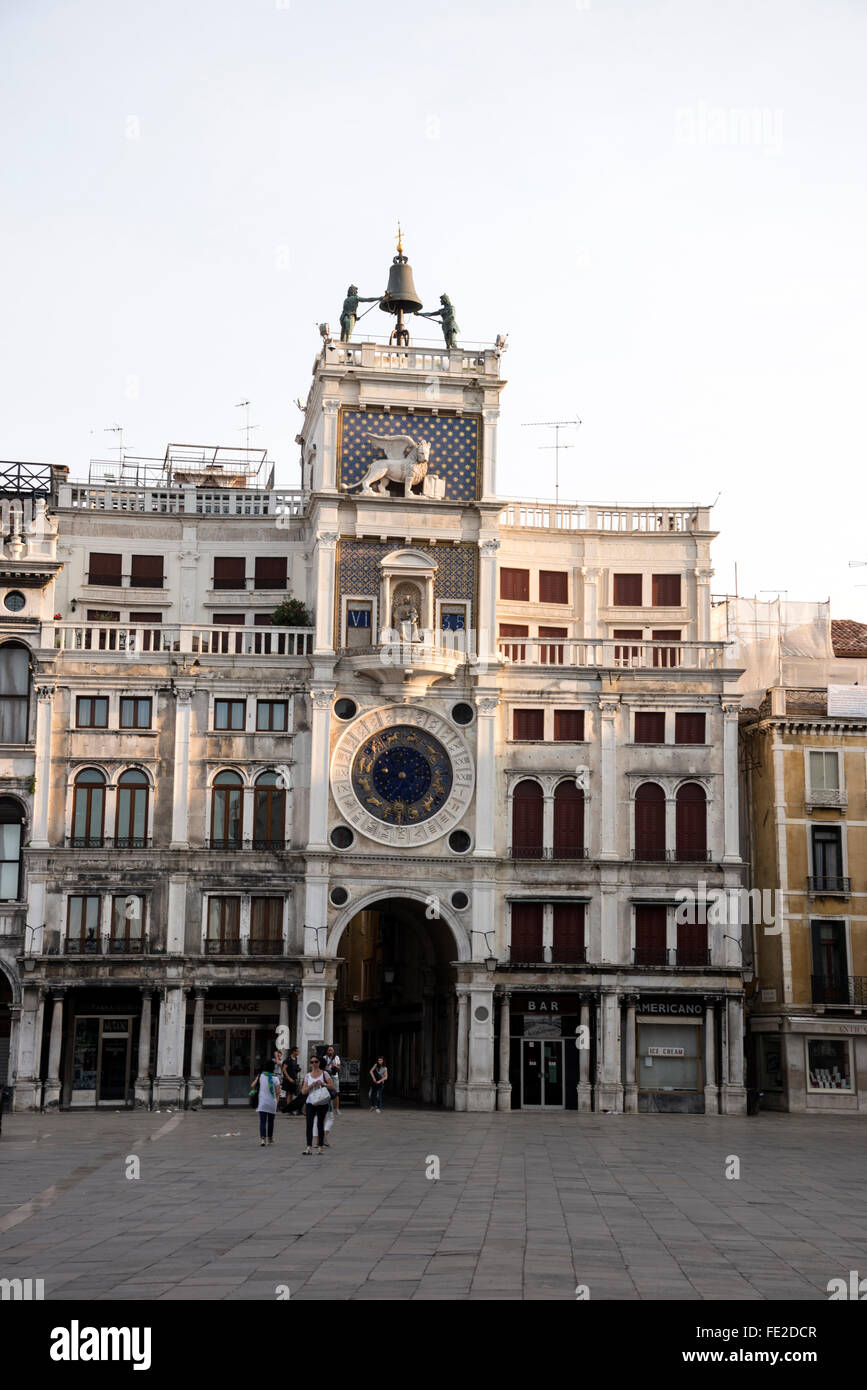 Sur le toit de la Renaissance Torre dell Orologio 1493 également connu sous le nom de St. Mark’s Clock Tower, ou The Moors Clock Tower sont une paire de figures en bronze kn Banque D'Images