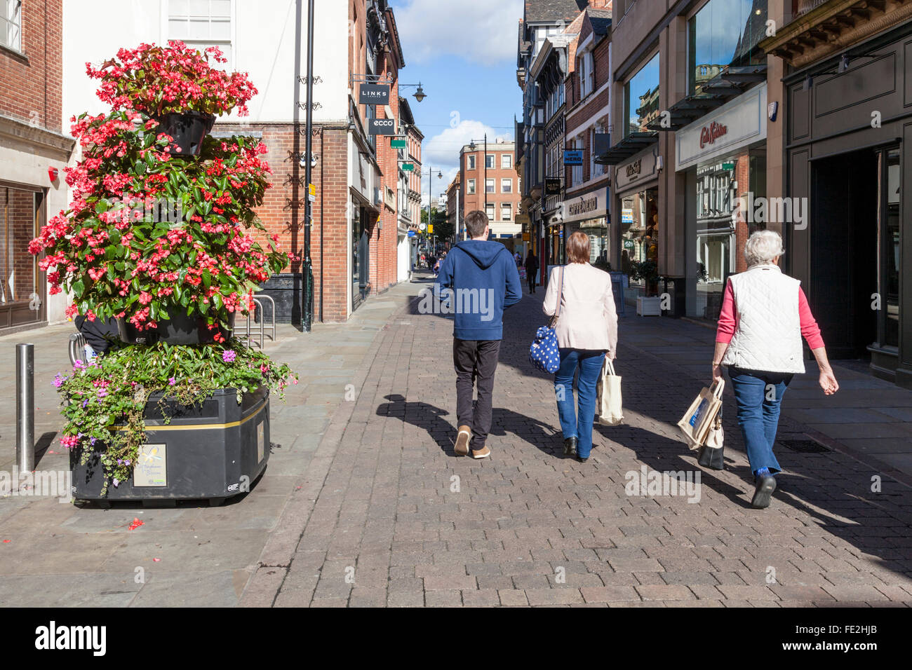 Les gens shopping dans une rue piétonne. Bridlesmith Gate, le centre-ville de Nottingham, Angleterre, RU Banque D'Images