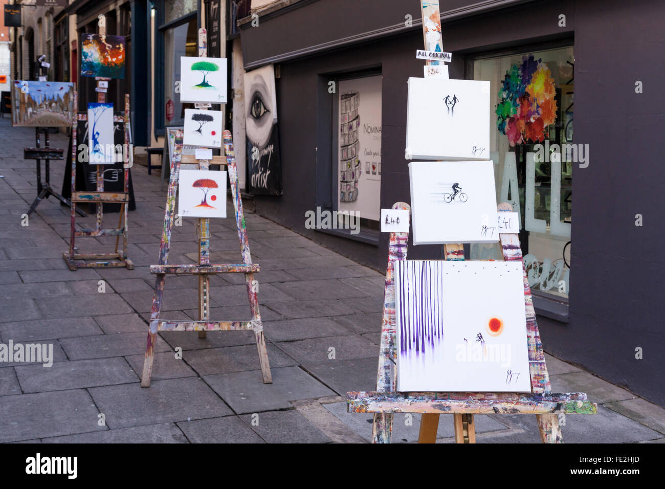Art en vente. Chevalets de peinture avec des peintures de style moderne sur une rue. Nottingham, Angleterre, RU Banque D'Images