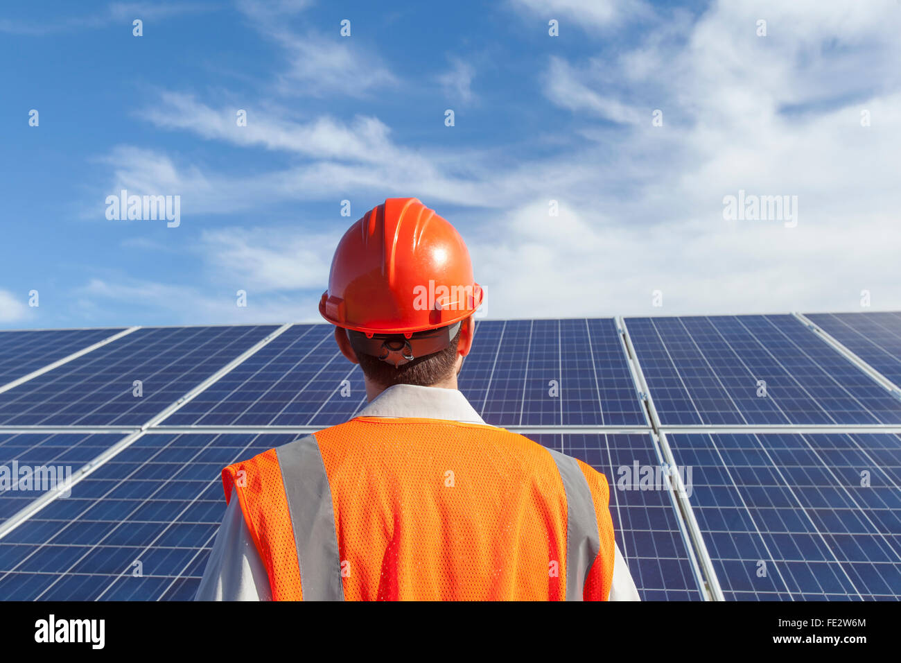 L'examen du programme d'installation de systèmes solaires photovoltaïques pour un générateur PV de rayonnage Banque D'Images