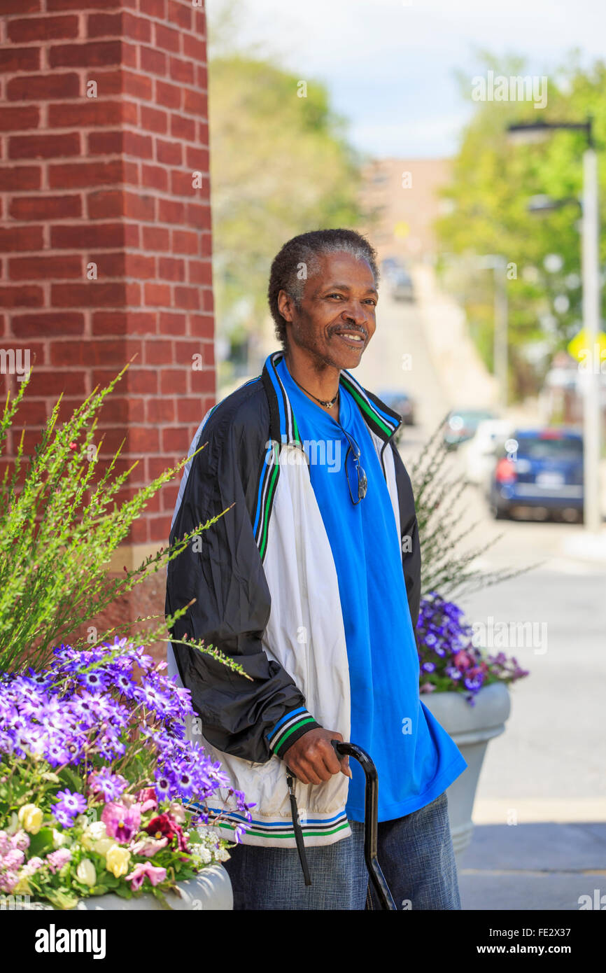 Homme avec un traumatisme crânien shopping pour les fleurs Banque D'Images