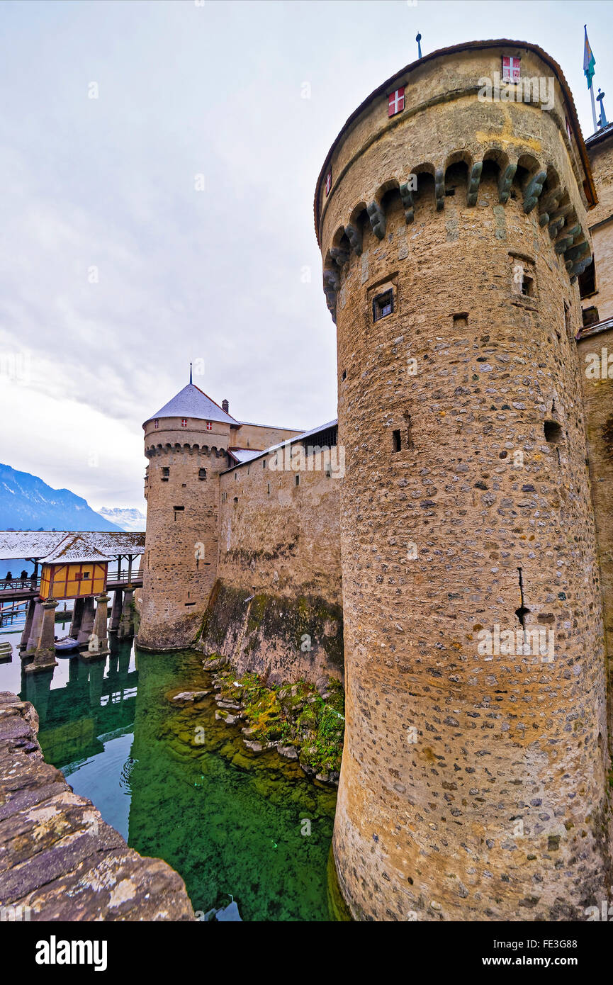 VEYTAUX, SUISSE - 2 janvier 2015 : Front tours du château de Chillon. C'est une île château sur le lac de Genève (Lac Léman) dans le canton de Vaud, entre Montreux et Villeneuve. Banque D'Images