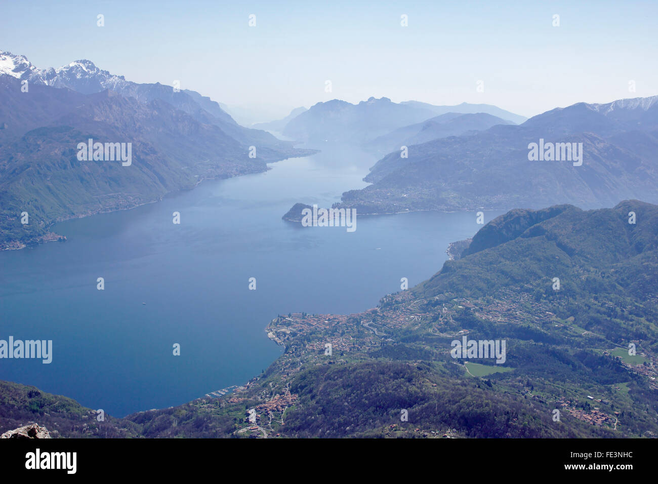 Lac de Côme Bellagio et la péninsule de Grigne, vue depuis le Monte Grona au printemps Banque D'Images