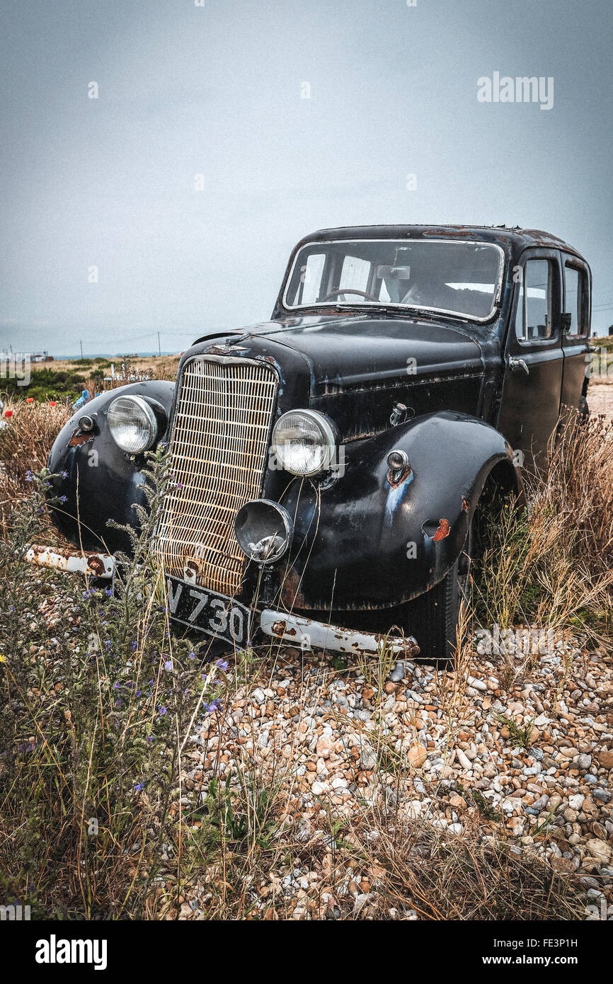 Vieille voiture Hillman sur plage dormeur, Kent, UK Banque D'Images