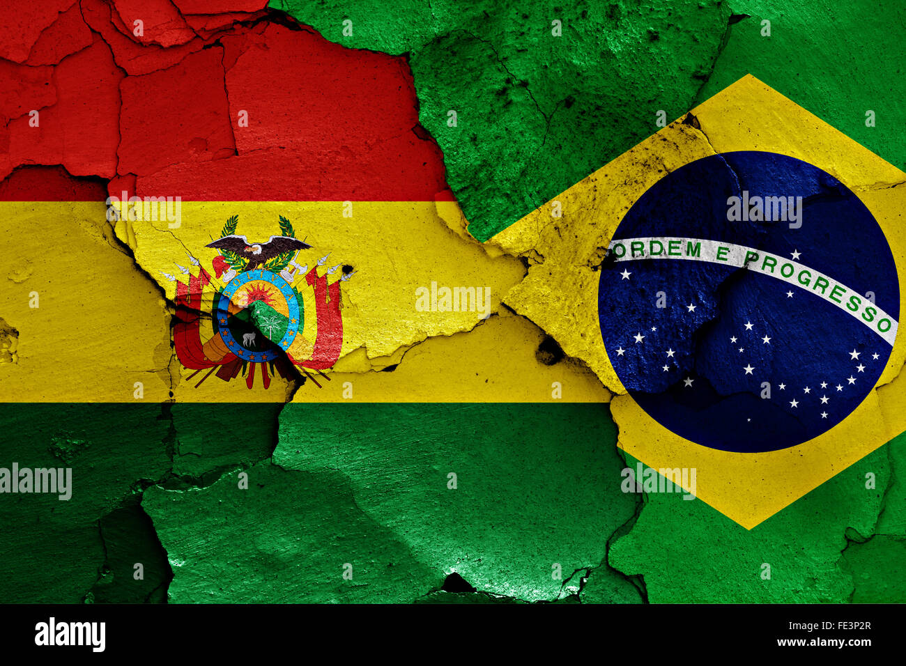 Drapeaux de la Bolivie et le Brésil peint sur mur fissuré Banque D'Images
