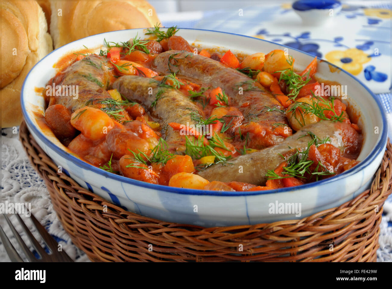 Accueil saucisse avec les haricots, les oignons et les carottes dans une sauce tomate Banque D'Images