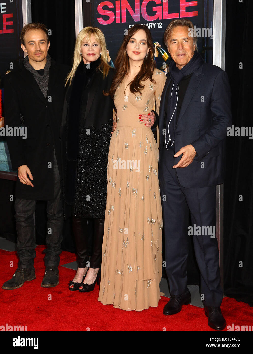 New York, New York, USA. 3, 2016. JESSE JOHNSON, MELANIE GRIFFITH, DAKOTA JOHNSON ET DON JOHNSON assister à la première de New York 'Comment être seul" tenu à la NYU Skirball Center. Credit : ZUMA Press, Inc./Alamy Live News Banque D'Images