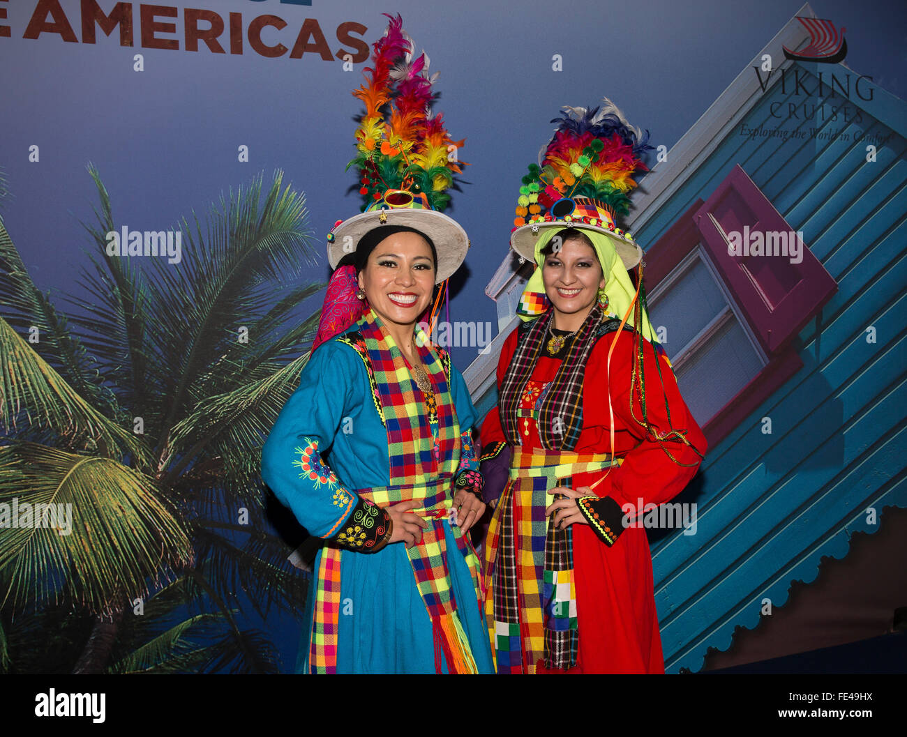 Olympia, Londres, Royaume-Uni. 4 Février, 2016.Mesdames en costume traditionnel de Bolivie la danse à la maison de vacances et de voyages qui est en cours à l'Olympia de Londres,maintenant à sa 23e année, elle est plus grande et mieux avec plus de 550 stands Crédit : Keith Larby/Alamy Live News Banque D'Images