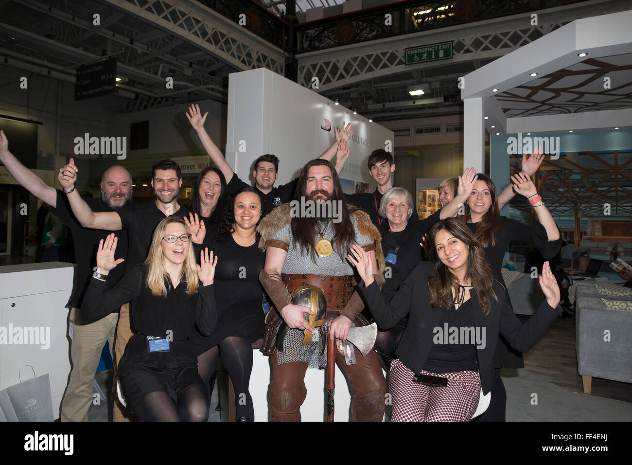 Olympia, Londres, Royaume-Uni. 4 Février, 2016.croisières Viking pose du personnel ainsi qu'un Viking au Holiday and Travel Show qui commencera à l'Olympia de Londres,maintenant à sa 23e année, elle est plus grande et mieux avec plus de 550 stand Crédit : Keith Larby/Alamy Live News Banque D'Images