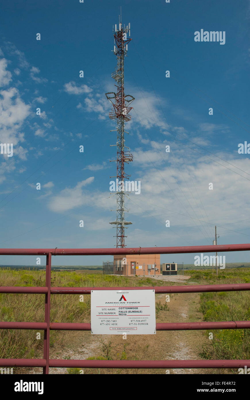 Elmdale, Kansas, États-Unis, 1er septembre 2015, une cellule ou cellule site tower est un téléphone cellulaire site où des antennes et des équipements de communications électroniques sont placés, en général sur un mât de radio, tour ou autre haut lieu, de créer une cellule (ou cellules adjacentes) dans un réseau cellulaire. La structure surélevée généralement en charge des antennes, et un ou plusieurs ensembles d'émetteurs/récepteurs enfichables, processeurs de signaux numériques, électronique de commande, un récepteur GPS pour la synchronisation (pour les réseaux CDMA2000/A-95 ou des systèmes GSM), principale et de sauvegarde des sources d'énergie électrique, et d'abri. Credit : Mark Reinstein Banque D'Images