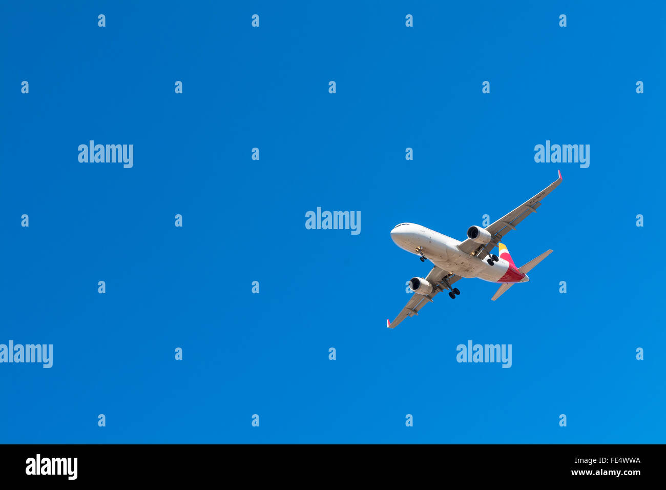 Low Angle View Of Airplane contre Ciel Bleu clair Banque D'Images