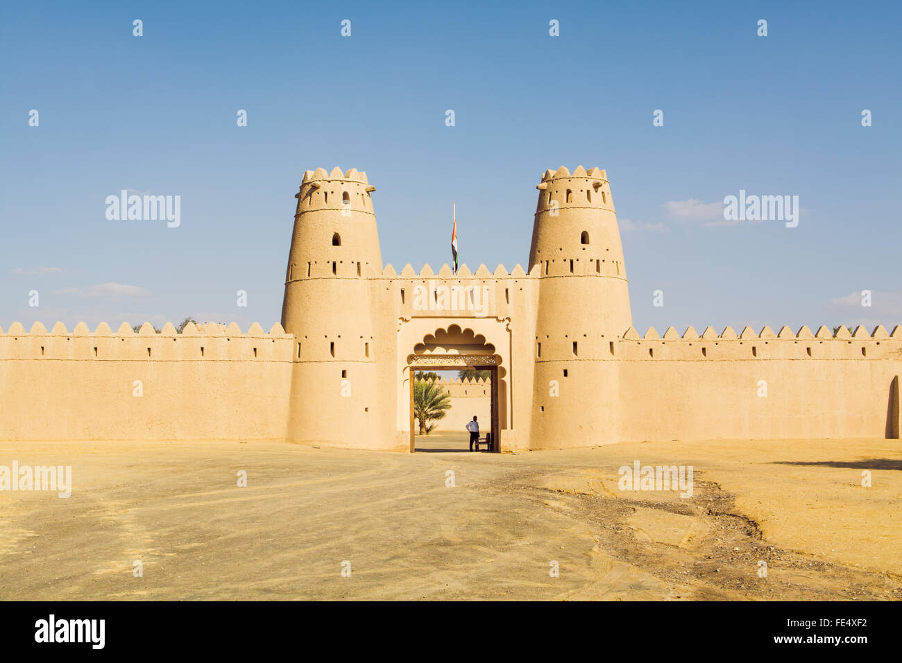 Vue d'Al Jahili Fort portes principales contre l'entrée de ciel clair Banque D'Images