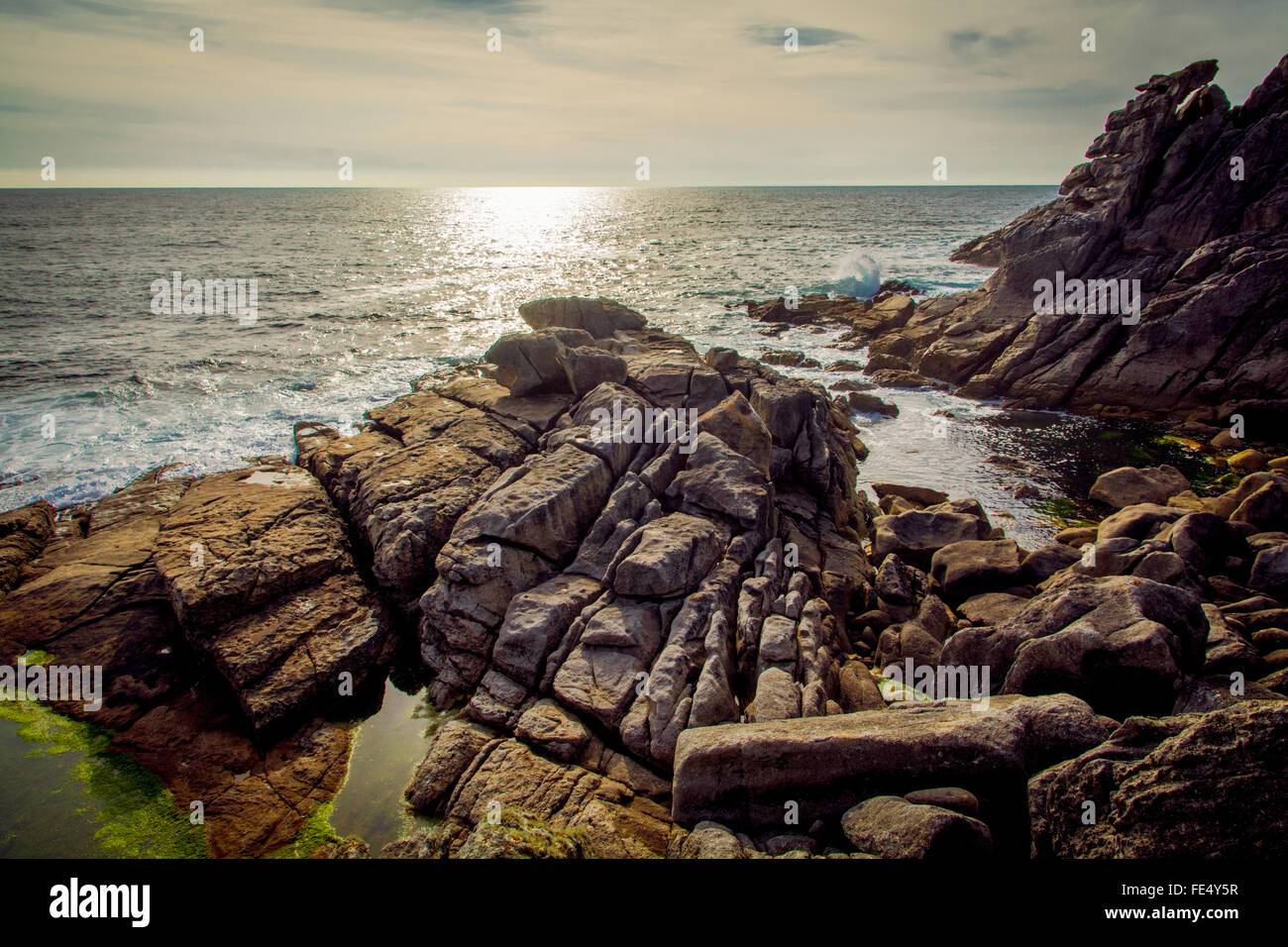 Vue panoramique sur mer contre les rochers au crépuscule de l'Océan Banque D'Images